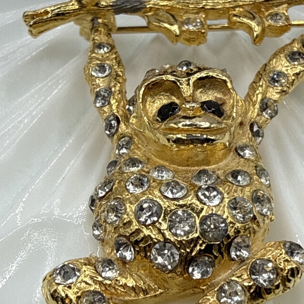 Vtg Brooch PLAYFUL SWINGING MONKEY WHIMSICAL FIGURAL ART DECO REVIVAL BLACK EYES - Picture 3 of 16